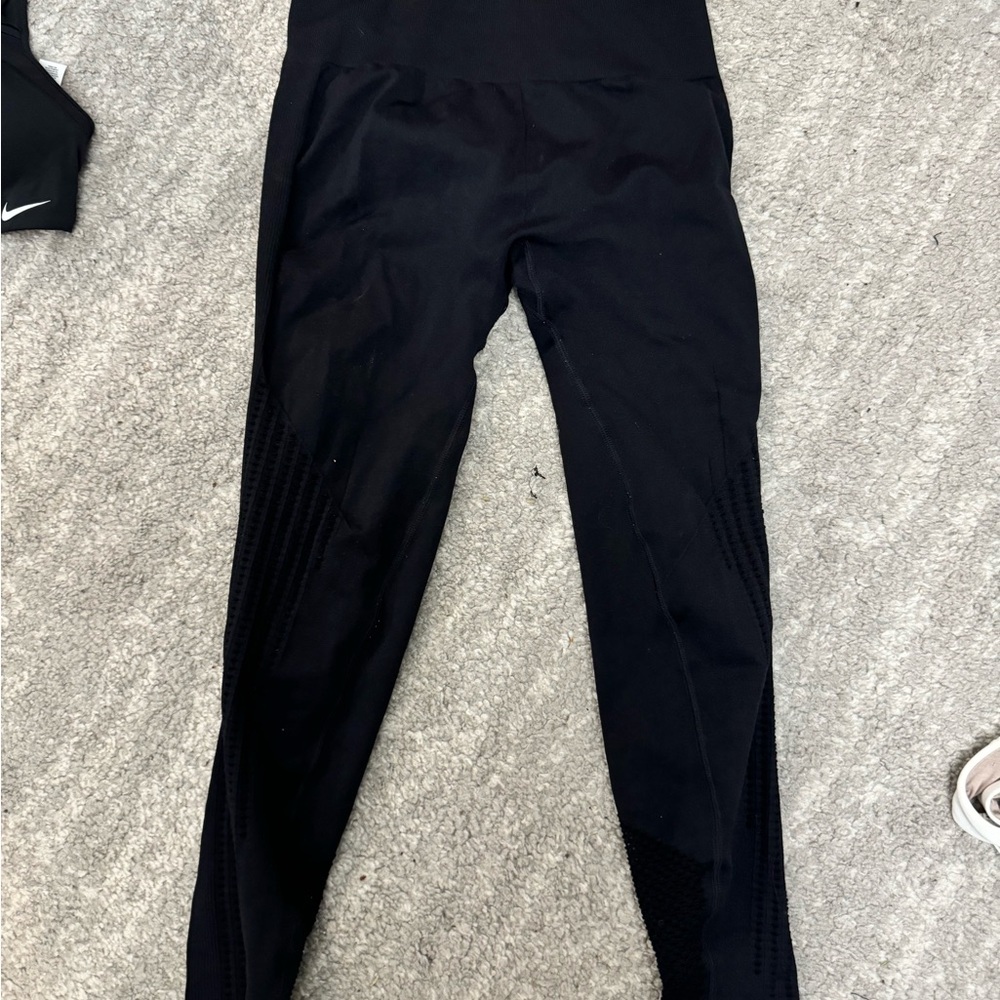 New! Fabletics Sync Seamless High-Waisted 7/8
Legging Black - Picture 5 of 8